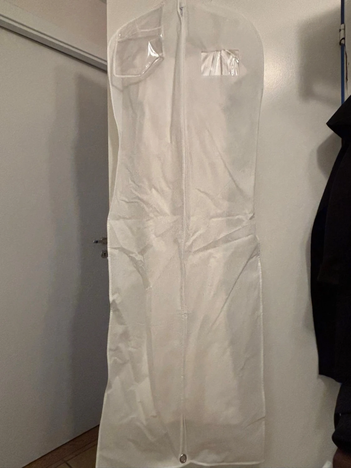 Vit axelbandslös balklänning med slits - 3
