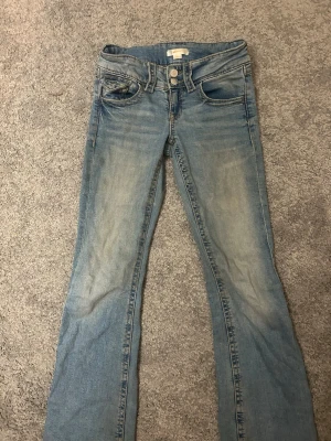 Ljusblå bootcut jeans Gina Tricot - Säljer ett par ljusblå bootcut jeans från Gina Tricot. 