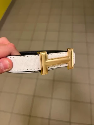 Bälte med H-spänne - Ett snyggt skärp med H-spänne. 