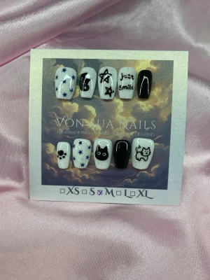 Meow (M);Short Ballerina - Handgjorda press-on naglar i svart och vitt med motiv som blåa stjärnor, katt, tass, text och abstrakta mönster. Naglarna har en glansig finish och i kort ballerinaform. Perfekt för dig som gillar unika och kreativa designer.M: 16 mm, 12 mm, 12,5 mm, 11,5 mm, 10 mm