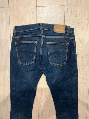Nudie jeans  - 9/10 | 32/32 men sitter som 31/32 i slim fit | model: tight terry