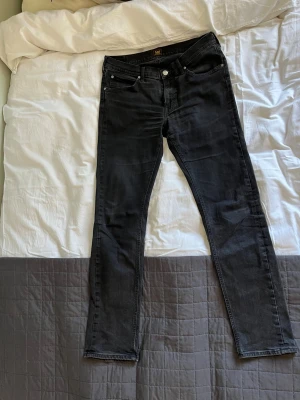 Lee jeans svarta - Lee jeans svarta smalare modell. Liten defekt under rumpan. Annars fina!