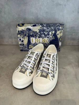 Dior skor - Jätte snygga Christian Dior skor med lite högre sula ❤️❤️ Skriv vid frågor och intresse!!❤️