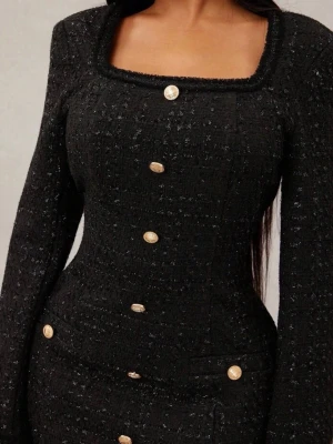 Svart kostymklänning - Elegant svart kostymklänning med fyrkantig urringning och guldknappar framtill. Klänningen har lång ärm och är figurnära med markerad midja. Materialet är strukturerat. Kort. Skriv privat för fler bilder. Pris går att diskuteras! 
