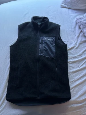 Peak performance ullväst - Hej! Säljer en peak performance ylleväst då den är för liten och jag aldrig skickade tillbaka den. Perfekt nu inför den varma våren. Stilren look med 1 bröstficka, 2 jackfickor och 2 innefickor. Hör av dig om du har funderingar😁