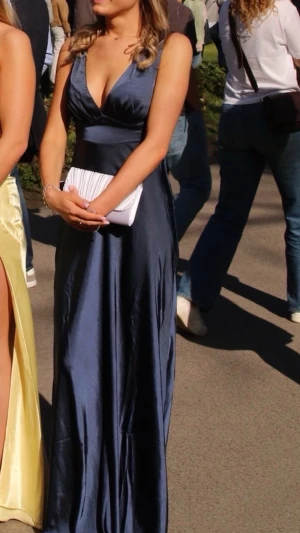 Marinblå balklänning med rosett - Säljer en marinblå/mörkblå balklänning från ASOS i satin. Modellen är slutsåld och klänningen har en öppen rygg med en rosett som man knyter. Den är i storlek 34 men passar även 36. Lång modell och helt orörd i längden, så den går att sy upp om man vill. Perfekt som balklänning, maxiklänning, festklänning eller till studentbal och andra fina tillfällen. Den är utan defekter och använd endast en gång. Nypris 1839kr💙