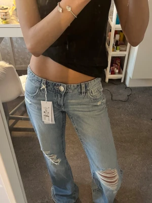 Low loose jeans tall - Jag säljer dessa eftertraktade jeansen från Gina Young 14+. Jag hämtade precis ut pakten, men de satt inte riktigt som jag ville att de skulle göra. Därför att säljer jag dem. Vill även tillägga att de är lite större i storleken. Jag är ungefär 170cm och de är långa på mig.
