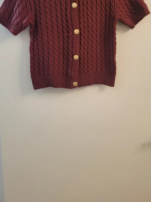 Stickad kofta med guldknappar från H&M - Normal storlek i fint skick.