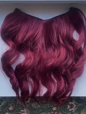 Halo hair - Vinrött halo hair från Lullabellz! Färgen finns inte kvar! Köpte för ca 300 men är lite trassligt trots att jag använt det bara ett fåtal gånger därav lägre pris