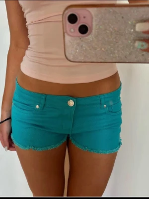 Lågmidjade vintage turkos shorts - Så söta turkosa lågmidjade vintage shorts! midjemått: 36. Jag är 168 och det är mina bilder, köp via köp nu direkt eller Swish, kvar tills markerad som såld 💖 