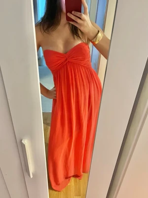 Balklänning - så somrig & fin nu till bal/sommar💝💝ser orange ut på bild, är mer åt rosa/korall som på bild 3