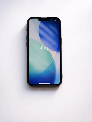 IPhone 14 128gb - Snygg svart iPhone med platt skärm och tunna kanter. Telefonen har en modern design med rundade hörn och glas på framsidan. Klassisk Apple-look med minimalistisk känsla och metallram. Perfekt för dig som gillar stilrena mobiler.