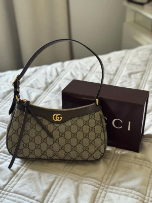 Beige brun väska - Gulddetaljer 