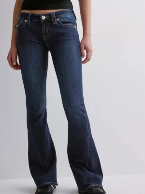 True Religion jeans  - Nya oanvända jeans från True Religion, JOEY LOW RISE FLARE MUDDY WATERS i W25. Etiketter kvar! Ordpris 1400kr 