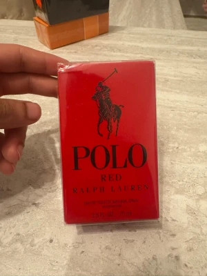 Ralph Lauren Polo Red Eau de Toilette 75ml (helt ny) – nypris ca 850 kr - Ralph Lauren Polo Red Eau de Toilette 75 ml. Helt ny och aldrig använd, fortfarande inplastad. Nypris ca 850 kr i butik.