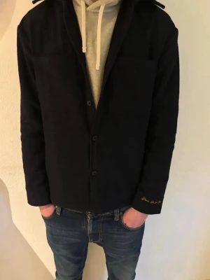 Donce de la sence Overshirt - Donce de la sence Overshirt. Säljer en eftertraktad overshirt. 100% ull. Storlek XS (passar S) skick 9/10. Samma overshirt som ligger ut på Rivenderes.