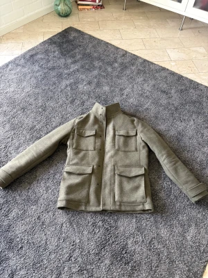 Jack and Jones  - Säljer min Jack and Jones jacka som använts 1 månad i vintras. Dem är iprincio i nytt skick, storleken är XS. Pris kan diskuteras vid snabb affär! 