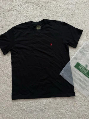 Ralph Lauren T-Shirt - Storlek M - En riktigt snygg Ralph Lauren T shirt ✨ Den är helt ny & oanvänd, storleken är M ✅ Passformen är väldigt bra och skön 🤩 Postas och skickas samma dag som köp 📦 