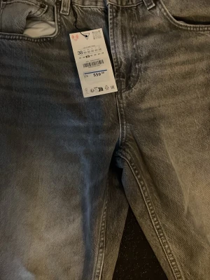 Zara flared jeans grå - Helt nya oanvända. Zara flared jeans i grå färg.