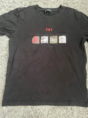 Dsquared2 - Svart Dsquared2 T-shirt med små detaljer i storlek s/m. Synlig användning. Köp för endast 299kr och skriv för frågor.