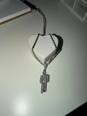 Silverfärgat halsband billie eilish blohsh - INTE ÄKTA. Billie eilish inspirerat halsband! 4 cm är blohsh, 55 cm är kedjan. Materialen är rostfritt stål och zinc. 🩷 Skimrar fint med blohsh. 