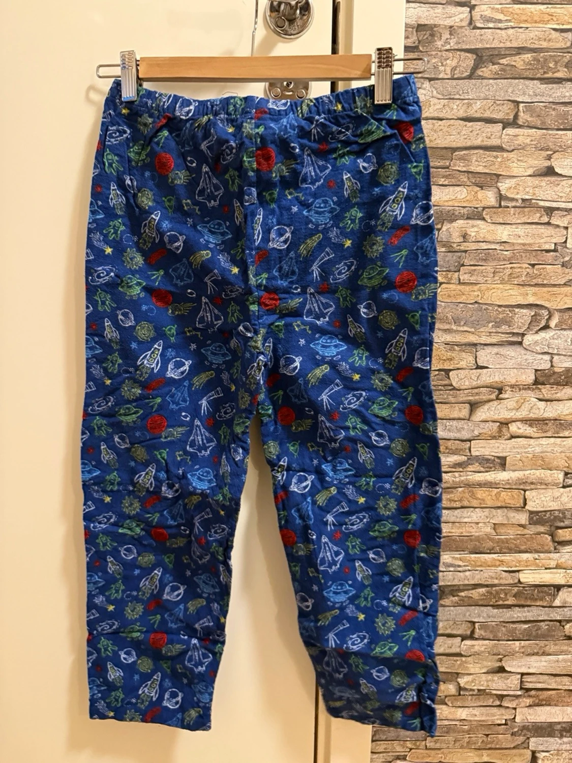 Blå pyjamas med rymdmotiv - 4