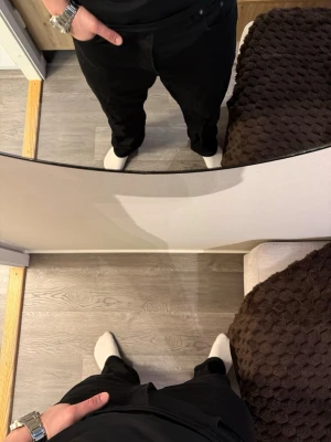 Svarta raka jeans från Jack & Jones - Säljer ett par svarta jeans från Jack & Jones med klassisk femficksdesign och rak passform. Jeansen har normal midja och är tillverkade i ett mjukt bomullsmaterial med lite stretch för extra komfort. Perfekta till en avslappnad stil. OBS jeansen är uppsydda till 30 längd!!!