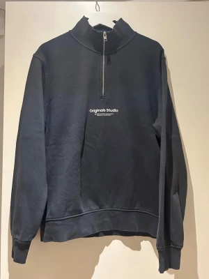 Tjocktröja herr  - Säljer min brors tjocktröja med dragkedja från Jack&Jones. Bra skick, lite sliten men inget man tänker på. Säljer eftersom den inte används, storlek M. Skriv för fler bilder 