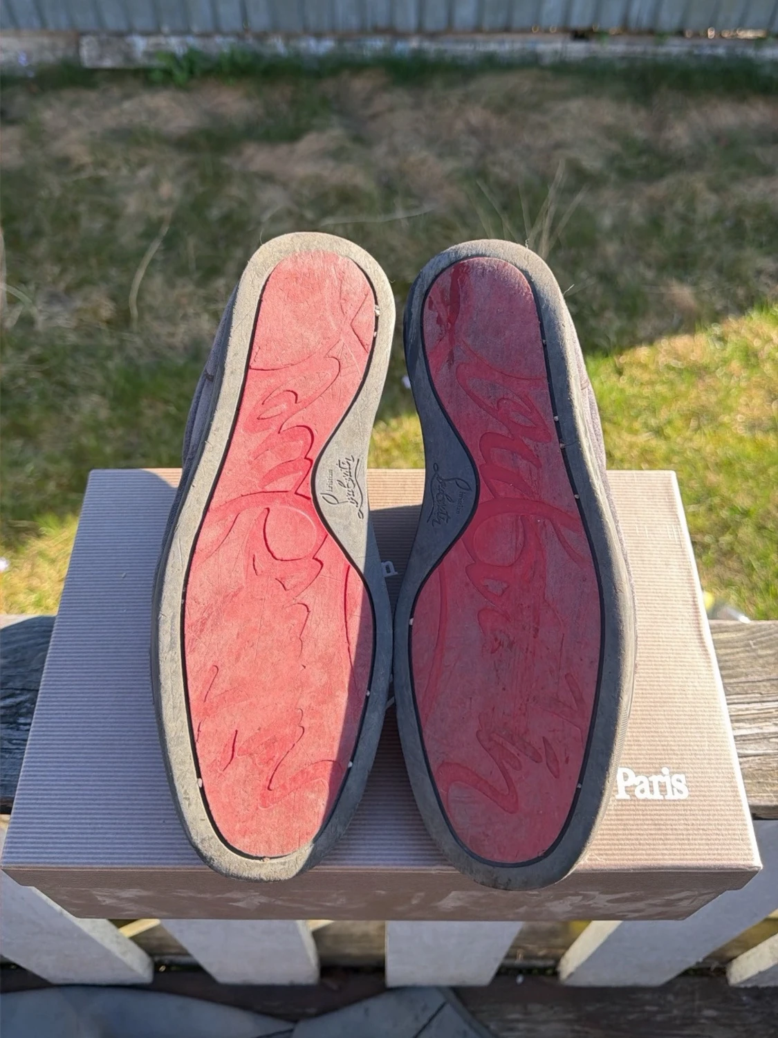 Gråa Louboutin sneakers med röd sula - 1