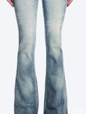 Bootcut jeans från Cheap Monday - Booty Bei low rise skinny bootcut jeans från Cheap Monday i tvättad ljusblå denim. Jeansen har låg midja, utsvängda ben och skinny passform upptill. Perfekta för dig som gillar snygga jeans till vardags💞 pris kan diskuteras, i st 25/32