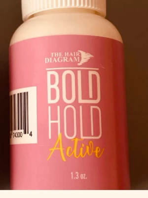 1 st Bold Hold peruklim 38 ml - Bold Hold peruklim från The Hair Diagram, 38 ml. Innehåller två varianter: Active och Extreme Creme. Båda är vattenfasta, luktfria och passar för fet hud. Perfekt för att fästa peruker säkert och diskret.