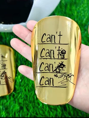 Benskydd med motiverande text i 7 olika färger! - Snygga benskydd i guld, silver mm! med motiverande text och illustrationer. Perfekta för fotbollsträning eller match. Lätta och smidiga att bära under strumporna. Ger både skydd och pepp på planen!