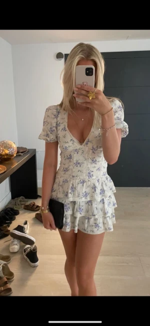 Blommig kortklänning med volanger från Zara - Säljer denna super fina klänning från Zara i storlek s!!!