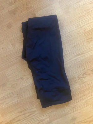 Mörkblå leggings - Svarta leggings med enkel och stilren design. Mjukt och stretchigt material som sitter skönt på kroppen. Perfekta att matcha med oversized tröjor eller hoodies. Passar dig som gillar en clean och avslappnad look.