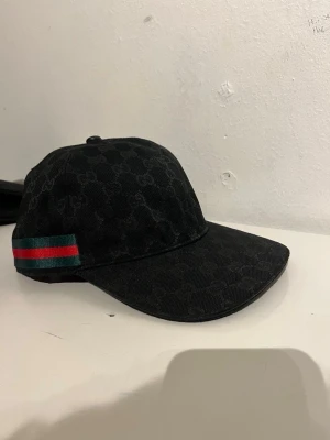 Svart Gucci keps - Fantastisk fin svart Gucci keps, vid fler frågor är det bara att skriva