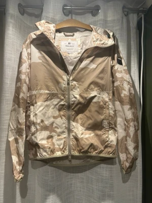 Woolrich Vindjacka - En riktigt schysst Woolrich windbreaker i väldigt gott skick. Modellen är ca 185cm 75 kg