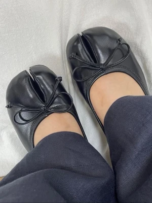 Tabi ballerinaskor - Säljer dessa handgjorda assnygga svarta tabi ballerina skor (helt oanvända) oanvända strumpor medföljer då dem tyvärr är lite för stora för mig. Skorna är i strl 38 men skulle nog säga dem passar någon med strl 38,5-39. 