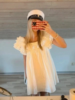 Zara klänning - Super fin klänning som är perfekt till studenten eller i sommar🥹