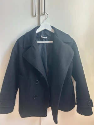 Design by si kappa - Kappa från design by si, passar perfekt till finare tillfällen men oxå nu till våren💕St xs/s. Ett hål i fodret inne (sista bild) 