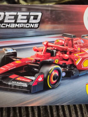 Lego Speed Champions Ferrari F1-bil - Jag har två st. 150kr/st.     Byggsats från Lego Speed Champions med en röd Ferrari Formel 1-bil. Modellen har detaljerade dekaler från bland annat Shell, Ray-Ban och HP samt svarta och gula däck. Inkluderar även en minifigur med röd hjälm och Ferrari-logga.