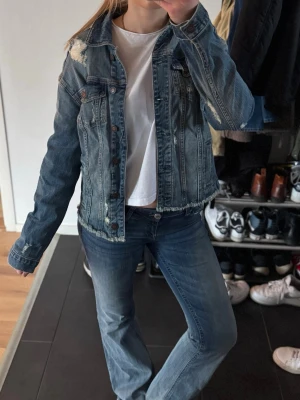 Jeansjacka - Jättefin jeansjacka med slitningar från Hollister❣️