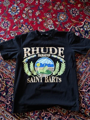 Rhude T-Shirt - Väl omhändertagen t shirt från Rhude, perfekt för sommaren. Kan gå ner i pris vid snabb affär!