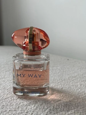 Giorgio Armani My Way parfym 30ml - Giorgio Armani My Way parfym i en elegant glasflaska med rosa doft och en unik rosa kork med gulddetalj. Flaskan rymmer 30 ml och har en modern, stilren design som känns lyxig och trendig.