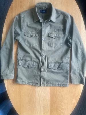 Olivgrön overshirt-jacka från Lexington - En overshirt jacka ifrån Lexington i storlek S. Jag själv har M, det är därför den sitter lite för liten på mig