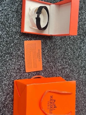  Svart H Click armband - Svart H click armband som är vid storlek 17cn runt handleden men passar även 15-16cm