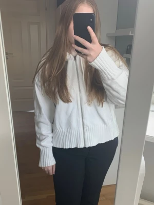 Vit stickad ziptröja med huva Bikbok - Aldrig använt💕