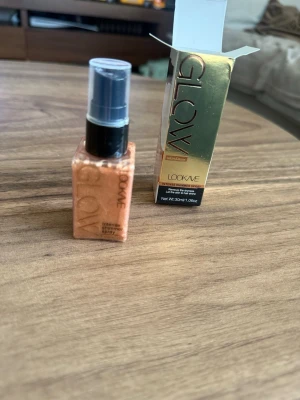 Glow Intense Shimmer Spray Highlighter - Glow Intense Shimmer Spray från LOOKAVE är en flytande highlighter i sprayform. Den har en skimrande, guldig nyans och kommer i en genomskinlig plastflaska med pump. Perfekt för att ge huden en snygg glow-effekt. Innehåller 30 ml.