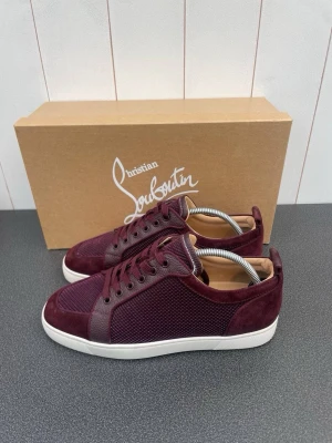 Christian Louboutin  - Christian Louboutin skor. Strolek 41,5. Välldigt fint skick. Färgen är vinröd vilket är en super sällsynt colorway. Box fås med vid full pris eller överänskomellse. Äkthets bevis visas på sista bilden. 100% äkta