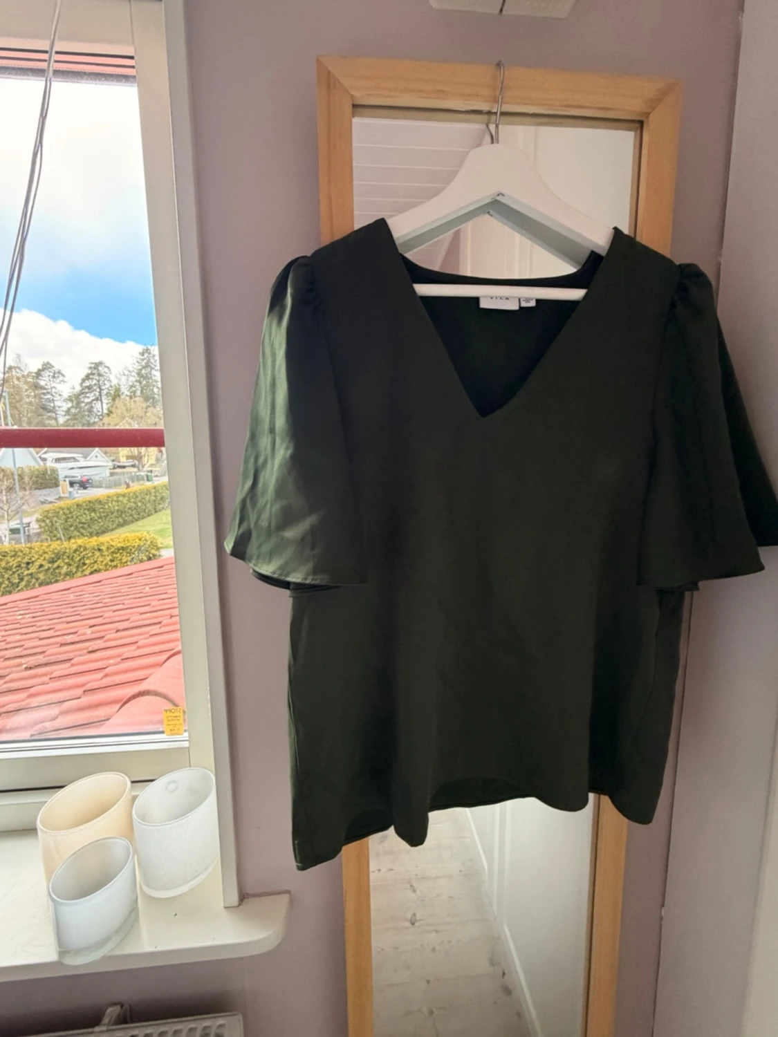 Mörkgrön v-ringad blus från Vero Moda