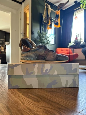 VALENTINO ROCKRUNNERS - Säljer ett par Valentino Rockrunners med box. Väldigt clean och stilrena skor som passar till allt. Använda men i bra skick.  ✔️ Sköna och sitter bra  Säljes pga kommer inte till användning längre. Hör av dig vid frågor eller fler bilder 😏
